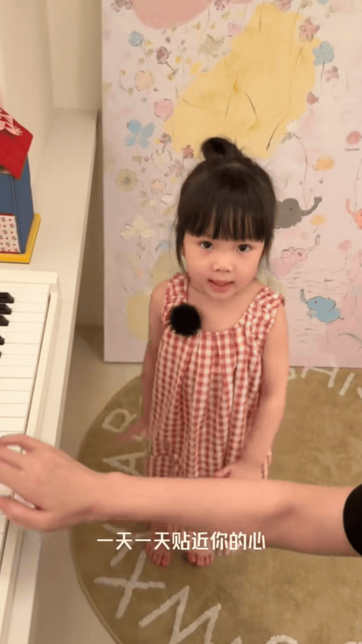 Lý Tiểu Nhiễm hát dở đến mức nổi tiếng cả Việt Nam, khóc 2 đêm vì lệch tông trở thành trò cười cõi mạng Lý Tiểu Nhiễm hát dở đến mức nổi tiếng cả Việt Nam, khóc 2 đêm vì lệch tông trở thành trò cười cõi mạng
