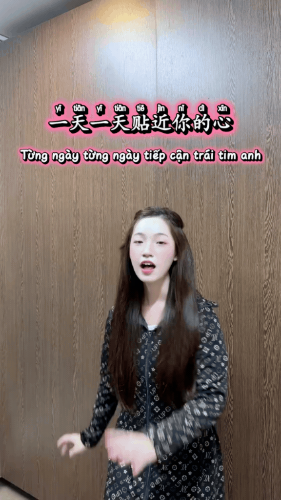 Lý Tiểu Nhiễm hát dở đến mức nổi tiếng cả Việt Nam, khóc 2 đêm vì lệch tông trở thành trò cười cõi mạng Lý Tiểu Nhiễm hát dở đến mức nổi tiếng cả Việt Nam, khóc 2 đêm vì lệch tông trở thành trò cười cõi mạng