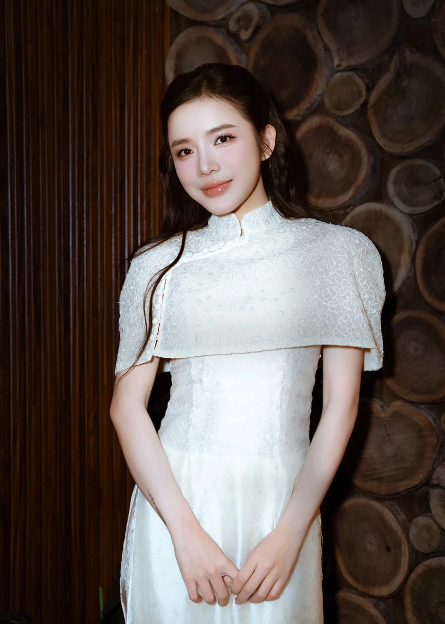 LyLy chỉ cần đàn hát là được khen LyLy chỉ cần đàn hát là được khen