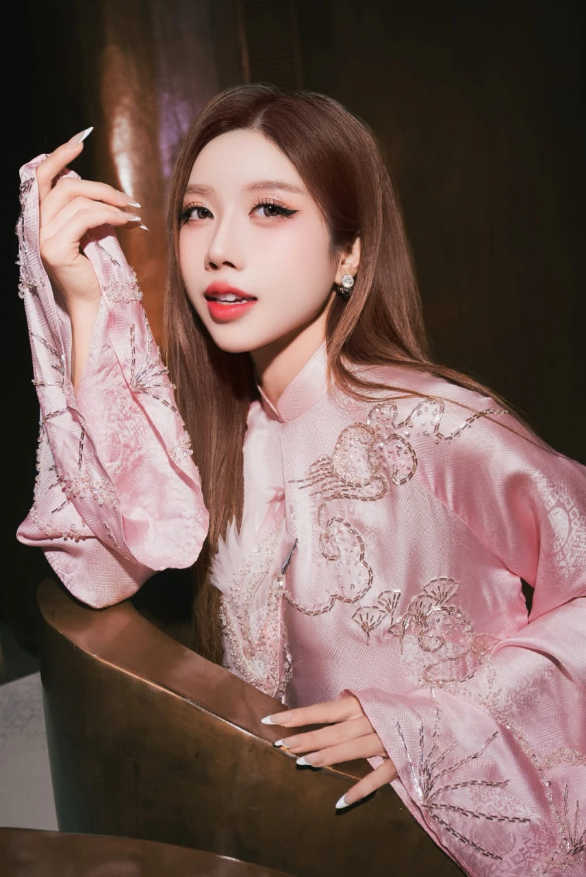 Mỹ nhân Việt gia thế khủng xuất hiện trong poster của Đạp Gió bản Trung mùa 7 Mỹ nhân Việt gia thế khủng xuất hiện trong poster của Đạp Gió bản Trung mùa 7