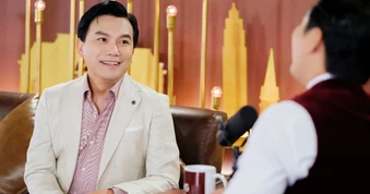 Mạnh Quỳnh hé lộ về gia đình ở Mỹ, xin lỗi con trai vì chưa thể nghỉ hát