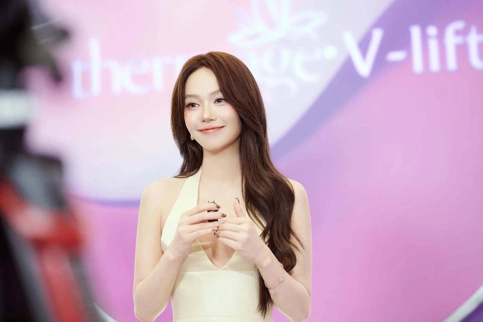 Minh Hằng diện đầm xuyên thấu, khoe vũ đạo gợi cảm tuổi 39 Minh Hằng diện đầm xuyên thấu, khoe vũ đạo gợi cảm tuổi 39