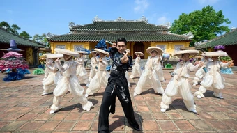 Mono đưa nét Huế vào MV 'Công tử văn thơ'
