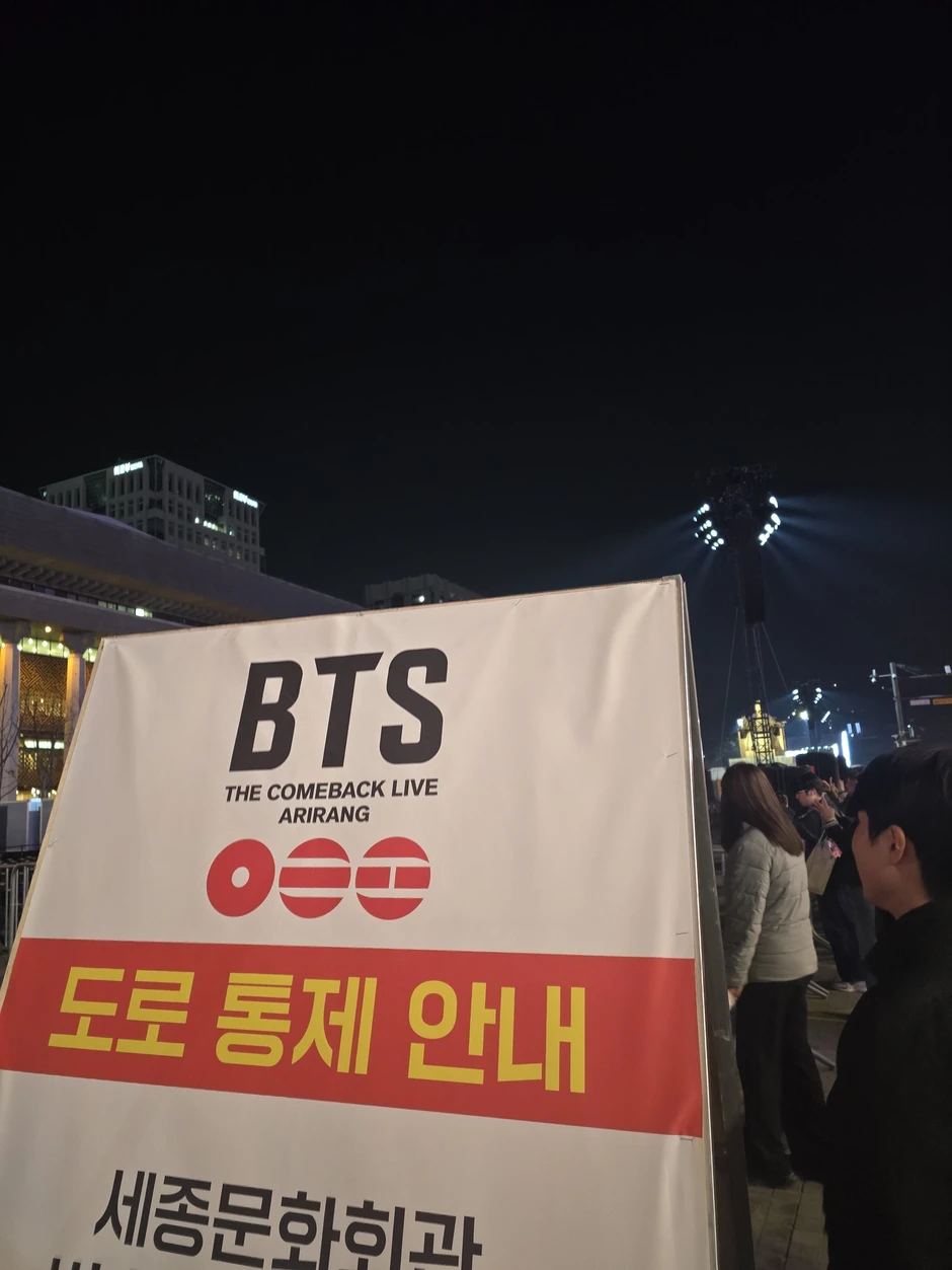 Một đêm trước concert miễn phí của BTS: Trăm nghìn người đổ bộ Gwanghwamun Một đêm trước concert miễn phí của BTS: Trăm nghìn người đổ bộ Gwanghwamun