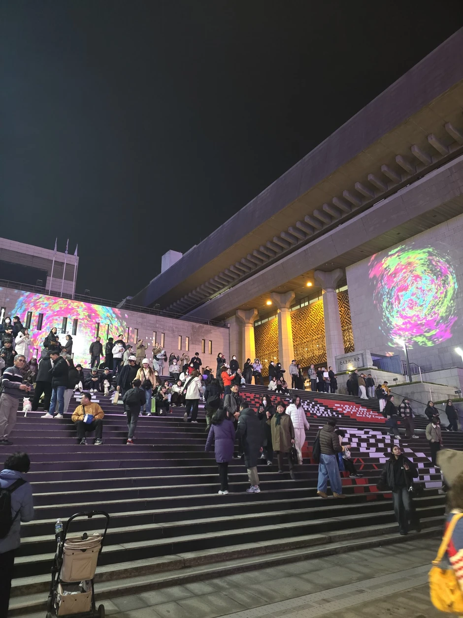 Một đêm trước concert miễn phí của BTS: Trăm nghìn người đổ bộ Gwanghwamun Một đêm trước concert miễn phí của BTS: Trăm nghìn người đổ bộ Gwanghwamun