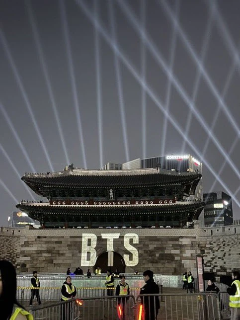 Một đêm trước concert miễn phí của BTS: Trăm nghìn người đổ bộ Gwanghwamun Một đêm trước concert miễn phí của BTS: Trăm nghìn người đổ bộ Gwanghwamun