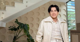 Một nam ca nhạc sĩ thần tượng Đan Trường, ảnh treo đầy nhà, được thần tượng làm cho điều này
