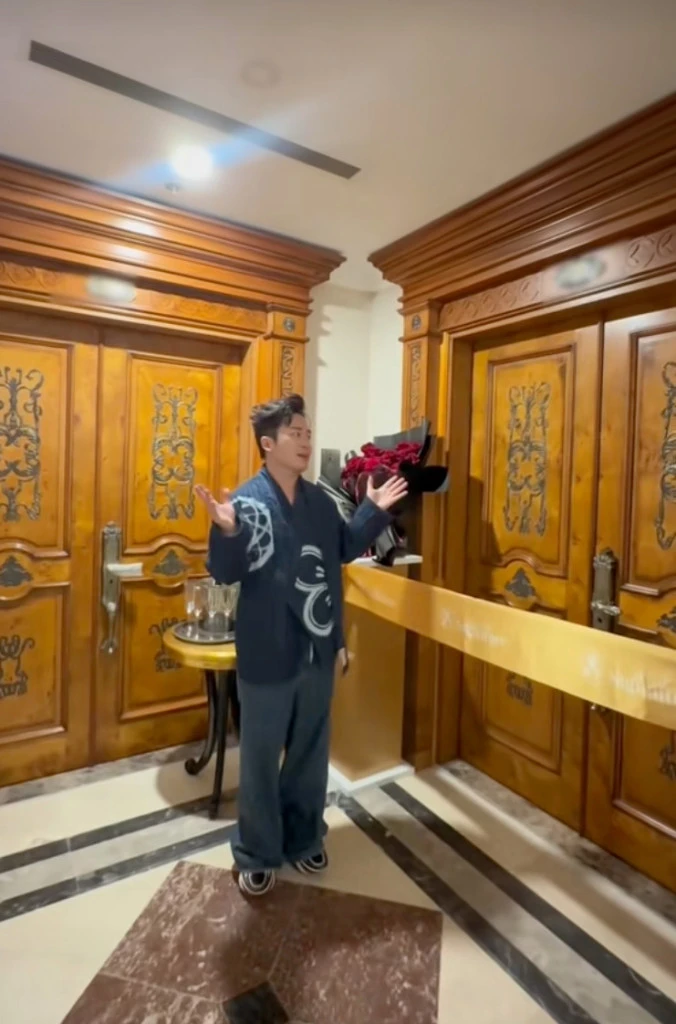 Nam nghệ sĩ đắt show từ Bắc vào Nam, U50 tậu liền 2 căn hộ hạng sang ở Hà Nội, chuẩn bị “chơi lớn” như Mỹ Tâm Nam nghệ sĩ đắt show từ Bắc vào Nam, U50 tậu liền 2 căn hộ hạng sang ở Hà Nội, chuẩn bị “chơi lớn” như Mỹ Tâm