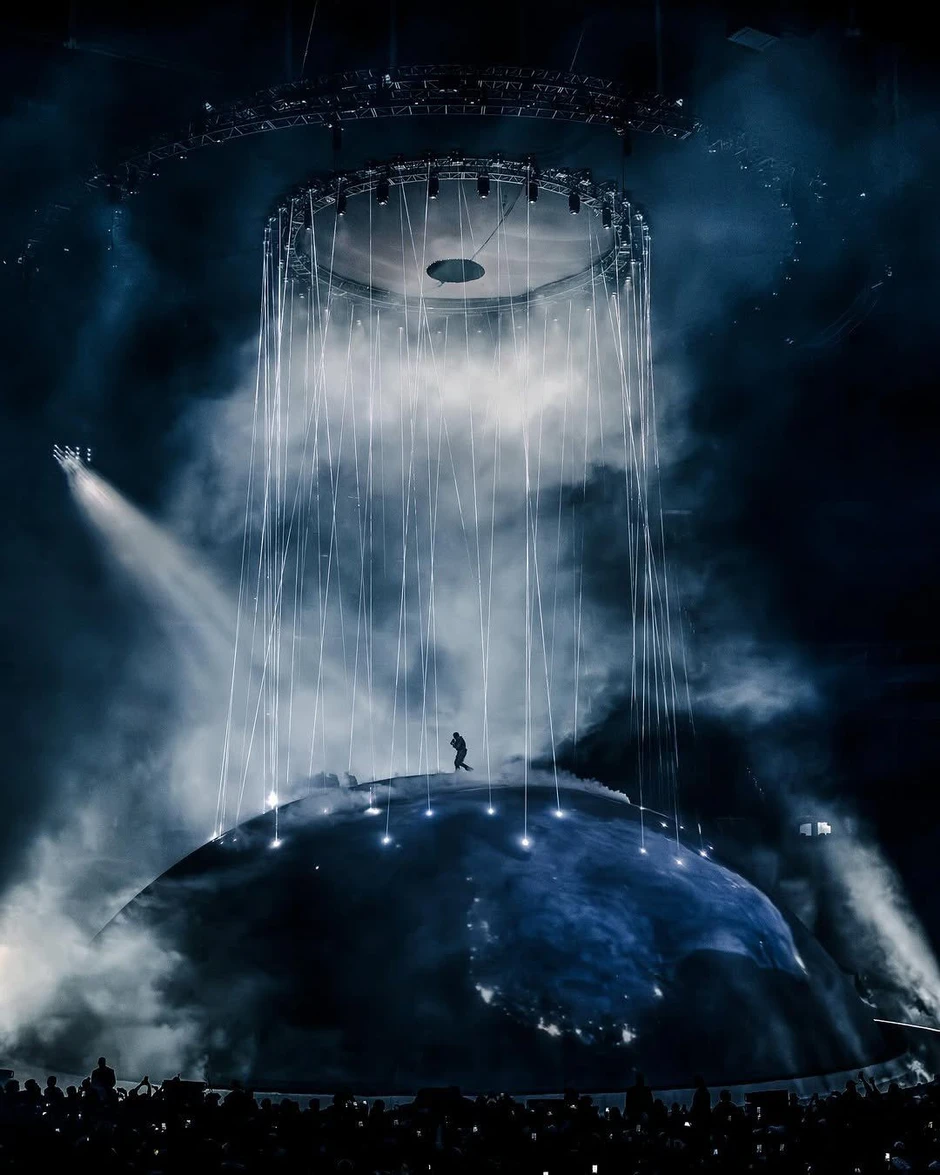 Ngỡ ngàng trước siêu concert mang Trái Đất lên sân khấu của Kanye West Ngỡ ngàng trước siêu concert mang Trái Đất lên sân khấu của Kanye West