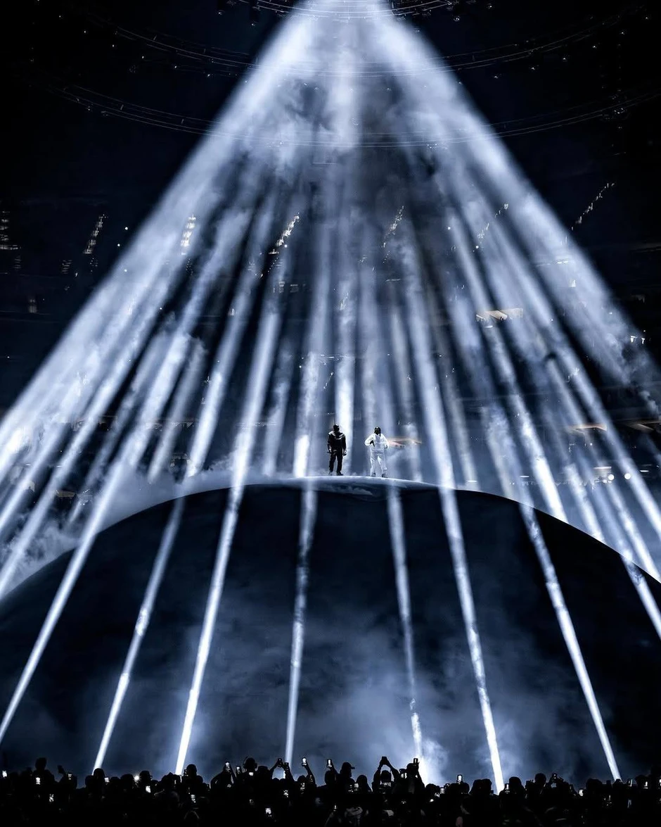 Ngỡ ngàng trước siêu concert mang Trái Đất lên sân khấu của Kanye West Ngỡ ngàng trước siêu concert mang Trái Đất lên sân khấu của Kanye West