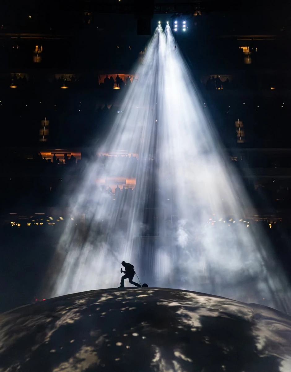 Ngỡ ngàng trước siêu concert mang Trái Đất lên sân khấu của Kanye West Ngỡ ngàng trước siêu concert mang Trái Đất lên sân khấu của Kanye West