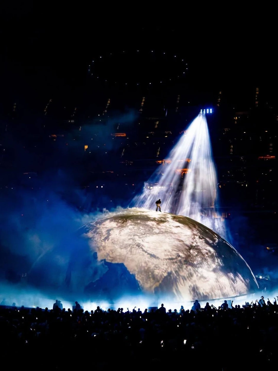 Ngỡ ngàng trước siêu concert mang Trái Đất lên sân khấu của Kanye West Ngỡ ngàng trước siêu concert mang Trái Đất lên sân khấu của Kanye West
