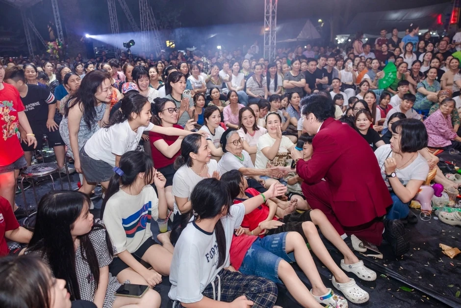 Ngọc Sơn tổ chức sinh nhật bất ngờ cho Phương Thanh trên sân khấu Ngọc Sơn tổ chức sinh nhật bất ngờ cho Phương Thanh trên sân khấu