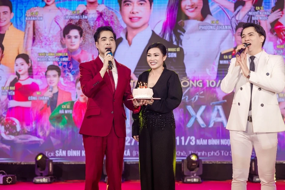 Ngọc Sơn tổ chức sinh nhật bất ngờ cho Phương Thanh trên sân khấu Ngọc Sơn tổ chức sinh nhật bất ngờ cho Phương Thanh trên sân khấu