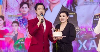 Ngọc Sơn tổ chức sinh nhật bất ngờ cho Phương Thanh trên sân khấu