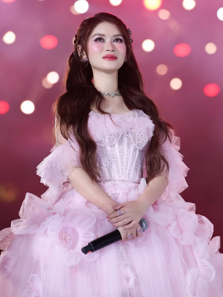 Ngọc Thanh Tâm tặng fan gần 200 lít xăng, đẳng cấp rich kid Việt thế hệ đầu là đây Ngọc Thanh Tâm tặng fan gần 200 lít xăng, đẳng cấp rich kid Việt thế hệ đầu là đây