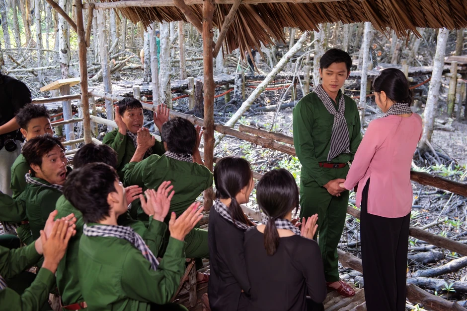 Nguyễn Duyên Quỳnh ra mắt MV Dưới cờ Tổ quốc anh về: "Tôi đã rơi nước mắt vì từng câu chữ" Nguyễn Duyên Quỳnh ra mắt MV Dưới cờ Tổ quốc anh về: "Tôi đã rơi nước mắt vì từng câu chữ"