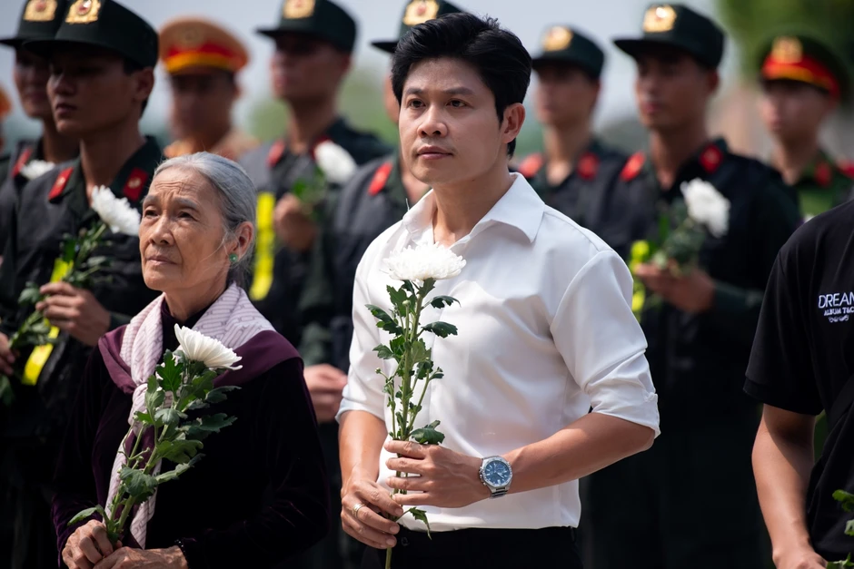 Nguyễn Duyên Quỳnh ra mắt MV Dưới cờ Tổ quốc anh về: "Tôi đã rơi nước mắt vì từng câu chữ" Nguyễn Duyên Quỳnh ra mắt MV Dưới cờ Tổ quốc anh về: "Tôi đã rơi nước mắt vì từng câu chữ"