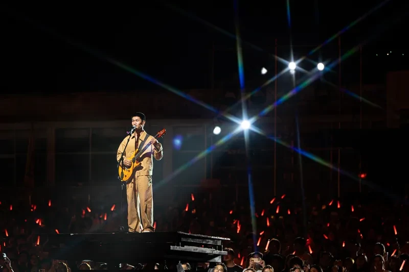 Nguyễn Hùng hát 'Cảm ơn người đã thức cùng tôi" với Phùng Khánh Linh trong concert 3.500 khán giả Nguyễn Hùng hát 'Cảm ơn người đã thức cùng tôi" với Phùng Khánh Linh trong concert 3.500 khán giả
