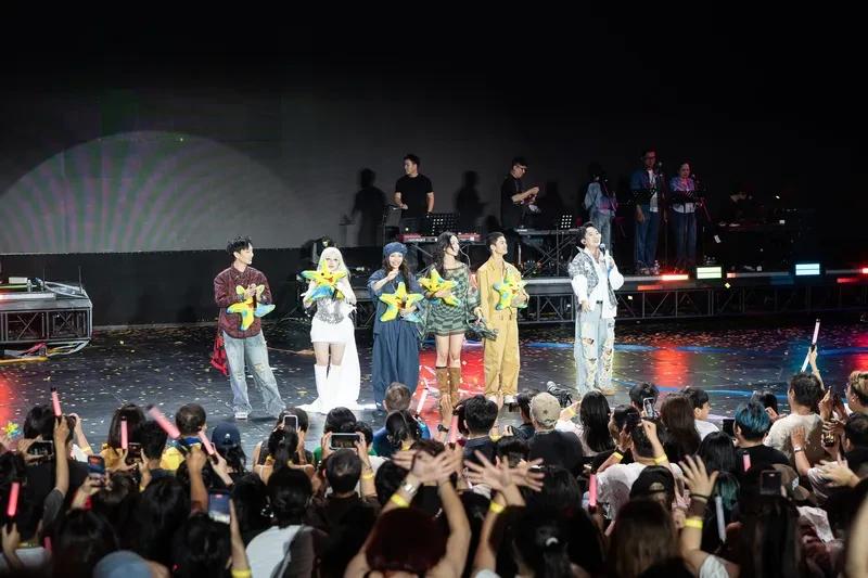 Nguyễn Hùng hát 'Cảm ơn người đã thức cùng tôi" với Phùng Khánh Linh trong concert 3.500 khán giả Nguyễn Hùng hát 'Cảm ơn người đã thức cùng tôi" với Phùng Khánh Linh trong concert 3.500 khán giả