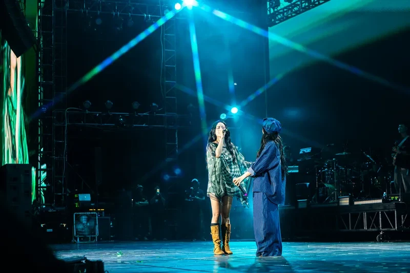 Nguyễn Hùng hát 'Cảm ơn người đã thức cùng tôi" với Phùng Khánh Linh trong concert 3.500 khán giả Nguyễn Hùng hát 'Cảm ơn người đã thức cùng tôi" với Phùng Khánh Linh trong concert 3.500 khán giả