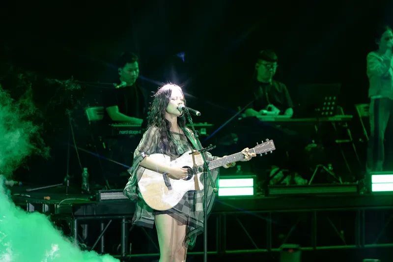 Nguyễn Hùng hát 'Cảm ơn người đã thức cùng tôi" với Phùng Khánh Linh trong concert 3.500 khán giả Nguyễn Hùng hát 'Cảm ơn người đã thức cùng tôi" với Phùng Khánh Linh trong concert 3.500 khán giả