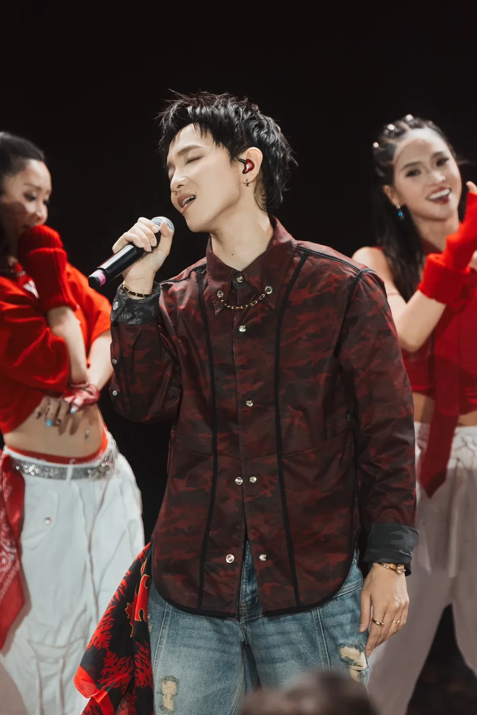 Nguyễn Hùng hát 'Cảm ơn người đã thức cùng tôi" với Phùng Khánh Linh trong concert 3.500 khán giả Nguyễn Hùng hát 'Cảm ơn người đã thức cùng tôi" với Phùng Khánh Linh trong concert 3.500 khán giả