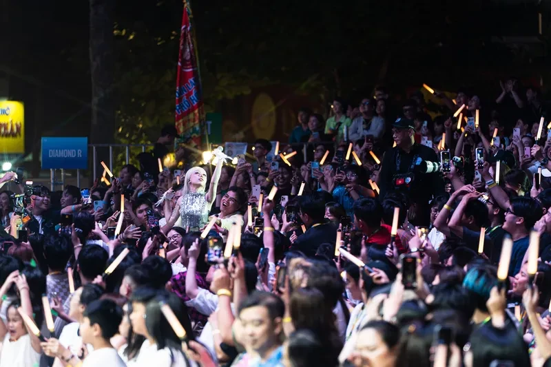 Nguyễn Hùng hát 'Cảm ơn người đã thức cùng tôi" với Phùng Khánh Linh trong concert 3.500 khán giả Nguyễn Hùng hát 'Cảm ơn người đã thức cùng tôi" với Phùng Khánh Linh trong concert 3.500 khán giả