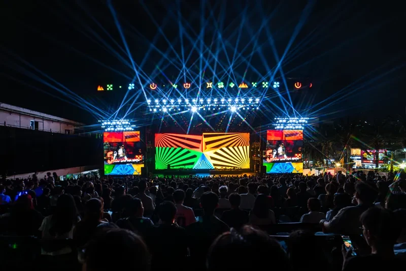Nguyễn Hùng hát 'Cảm ơn người đã thức cùng tôi" với Phùng Khánh Linh trong concert 3.500 khán giả Nguyễn Hùng hát 'Cảm ơn người đã thức cùng tôi" với Phùng Khánh Linh trong concert 3.500 khán giả
