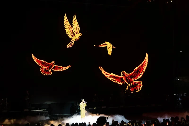 Nguyễn Hùng hát 'Cảm ơn người đã thức cùng tôi" với Phùng Khánh Linh trong concert 3.500 khán giả Nguyễn Hùng hát 'Cảm ơn người đã thức cùng tôi" với Phùng Khánh Linh trong concert 3.500 khán giả