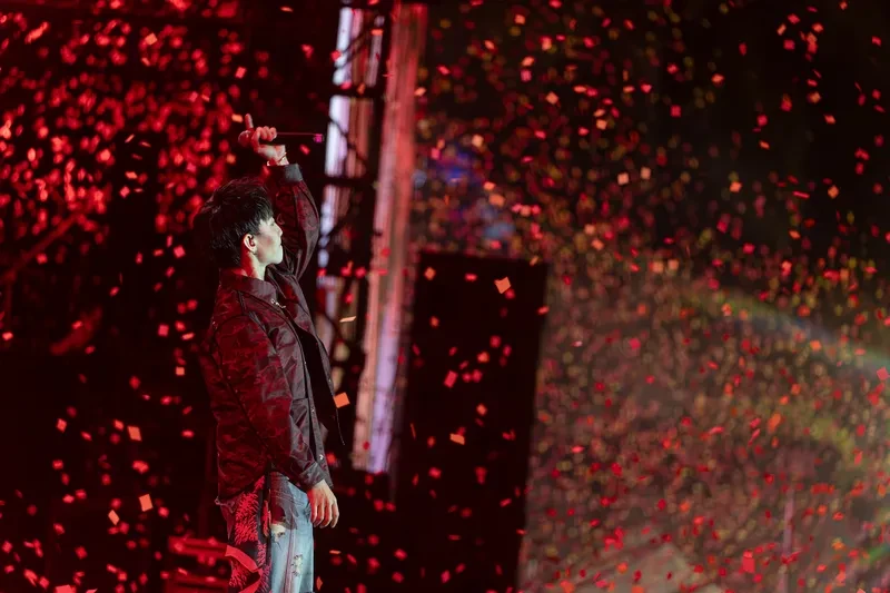 Nguyễn Hùng hát 'Cảm ơn người đã thức cùng tôi" với Phùng Khánh Linh trong concert 3.500 khán giả Nguyễn Hùng hát 'Cảm ơn người đã thức cùng tôi" với Phùng Khánh Linh trong concert 3.500 khán giả