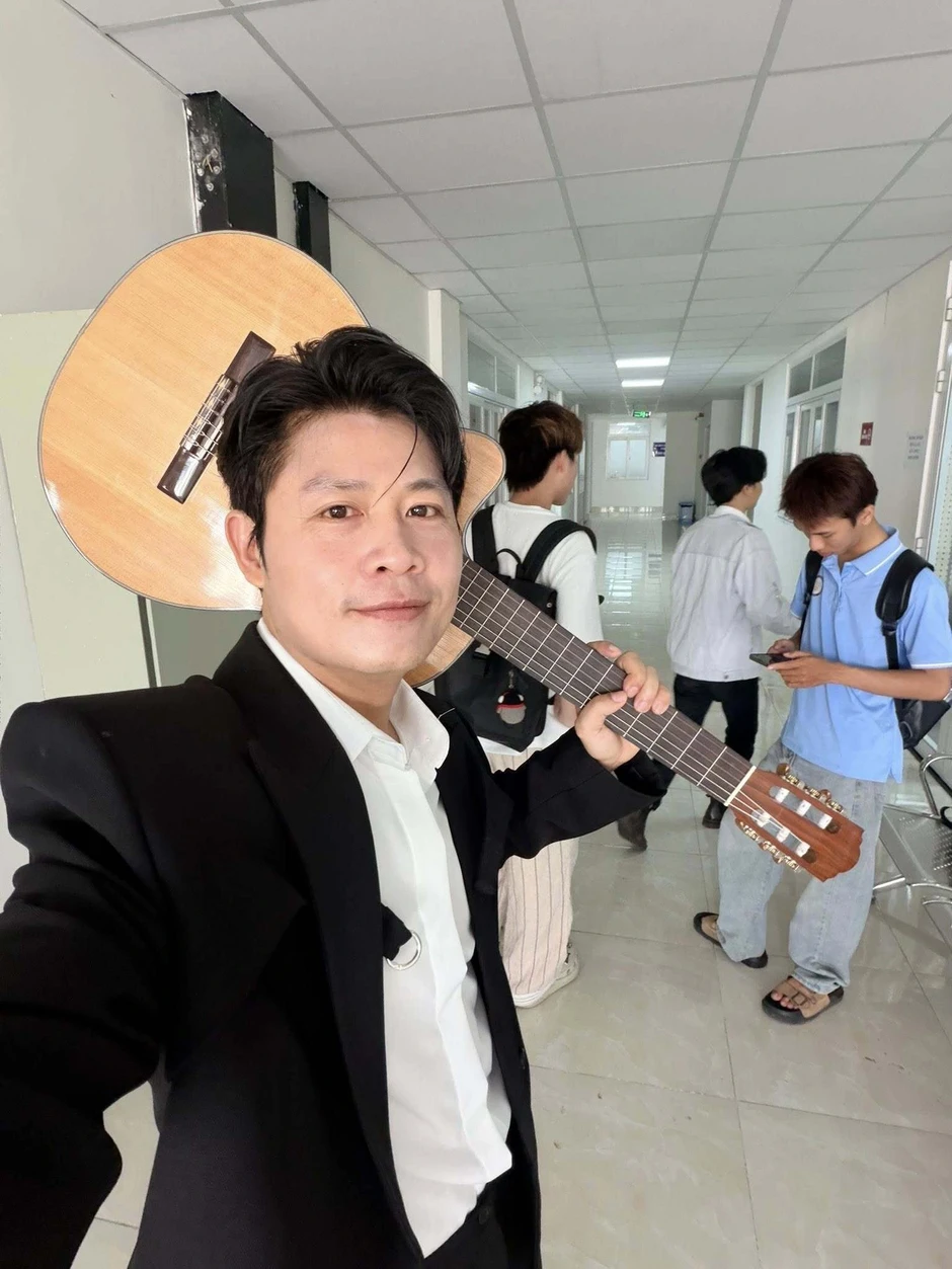Nguyễn Văn Chung 1 năm sau hit 7 tỷ view: Mua nhà cho bố, đi học ở tuổi 43 Nguyễn Văn Chung 1 năm sau hit 7 tỷ view: Mua nhà cho bố, đi học ở tuổi 43
