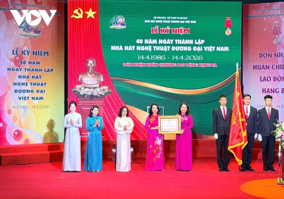 Nhà hát Nghệ thuật Đương đại Việt Nam đón nhận Huân chương Lao động hạng Ba Nhà hát Nghệ thuật Đương đại Việt Nam đón nhận Huân chương Lao động hạng Ba