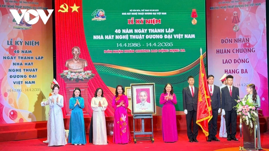 Nhà hát Nghệ thuật Đương đại Việt Nam đón nhận Huân chương Lao động hạng Ba Nhà hát Nghệ thuật Đương đại Việt Nam đón nhận Huân chương Lao động hạng Ba