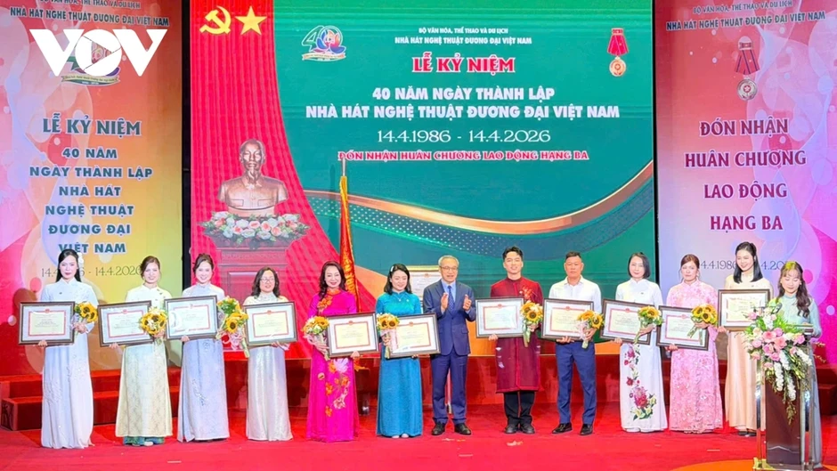 Nhà hát Nghệ thuật Đương đại Việt Nam đón nhận Huân chương Lao động hạng Ba Nhà hát Nghệ thuật Đương đại Việt Nam đón nhận Huân chương Lao động hạng Ba