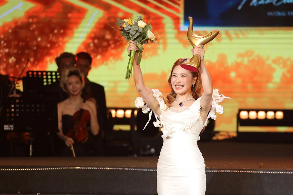Nhiều tài khoản Ấn Độ, Châu Phi... thả tim vào bài đăng Hương Tràm nhận giải Cống hiến Nhiều tài khoản Ấn Độ, Châu Phi... thả tim vào bài đăng Hương Tràm nhận giải Cống hiến