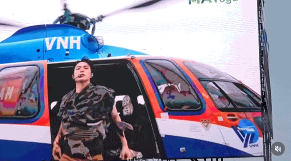 Nhóm tân binh Việt đi diễn bằng trực thăng, phóng xe "zìn zìn" trên sân khấu Nhóm tân binh Việt đi diễn bằng trực thăng, phóng xe "zìn zìn" trên sân khấu