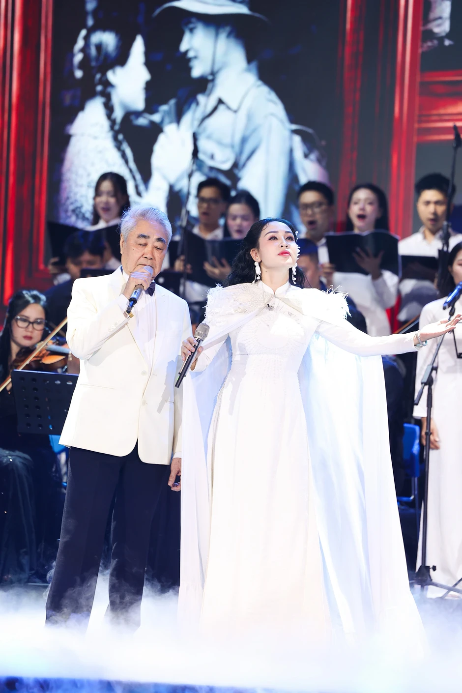 NSND Quang Thọ U80 song ca cùng học trò Khánh Ly gây xúc động NSND Quang Thọ U80 song ca cùng học trò Khánh Ly gây xúc động