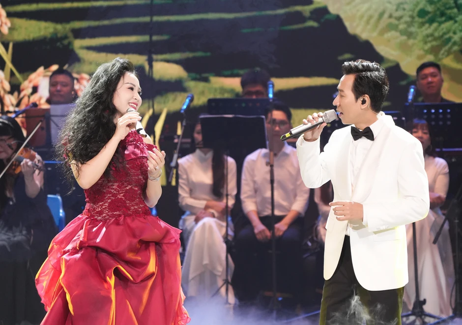 NSND Quang Thọ U80 song ca cùng học trò Khánh Ly gây xúc động NSND Quang Thọ U80 song ca cùng học trò Khánh Ly gây xúc động