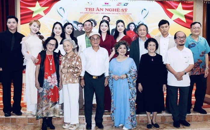 NSND Thanh Hoa tri ân những thanh xuân lặng lẽ của sân khấu âm nhạc tại TP HCM