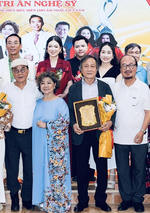 NSND Thanh Hoa tri ân những thanh xuân lặng lẽ của sân khấu âm nhạc tại TP HCM