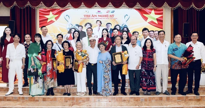 NSND Thanh Hoa tri ân những thanh xuân lặng lẽ của sân khấu âm nhạc tại TP HCM