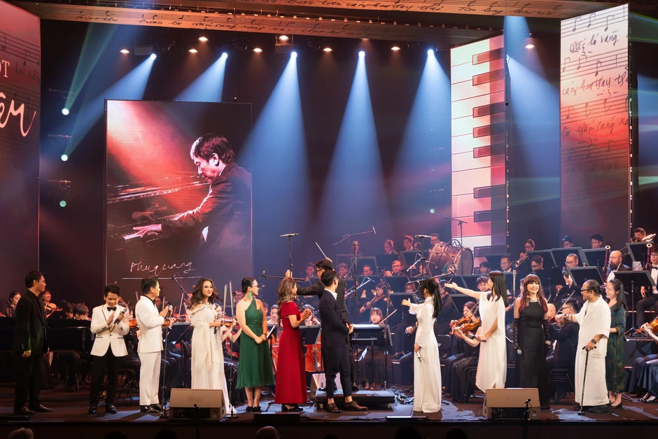 NSND Thanh Lam xin nhạc sĩ Phú Quang: "Hôm nay, hát Rock buồn, con xin chú được sốt 39 độ" NSND Thanh Lam xin nhạc sĩ Phú Quang: "Hôm nay, hát Rock buồn, con xin chú được sốt 39 độ"