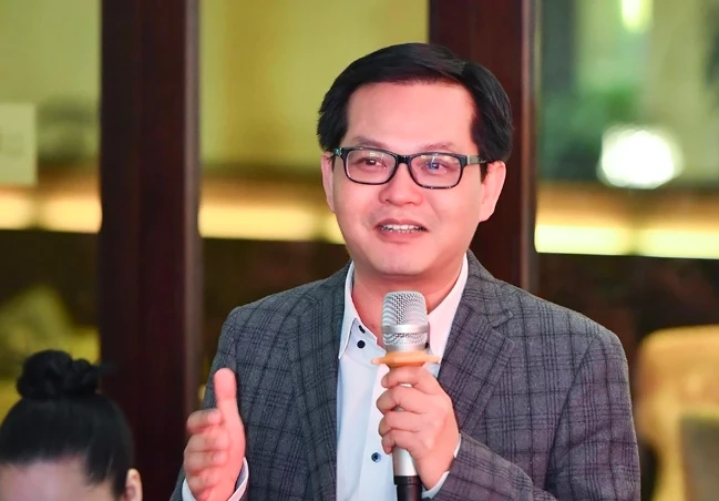 NSND Trung Hiếu làm giám khảo cuộc thi hát