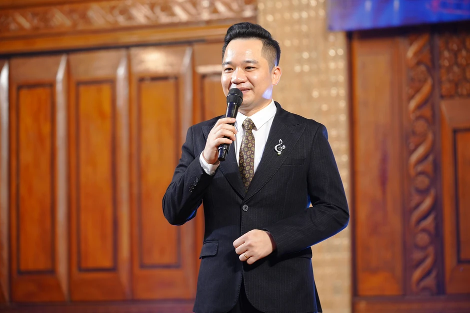 NSND Trung Hiếu làm giám khảo cuộc thi hát