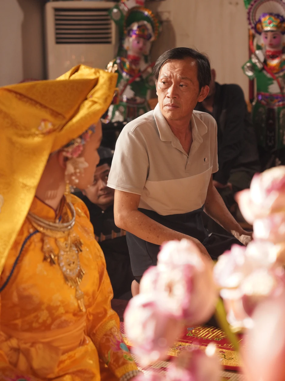 NSƯT Hoài Linh đóng vai người hầu đồng, ca sĩ Bảo Thy và Quang Vinh tái hợp NSƯT Hoài Linh đóng vai người hầu đồng, ca sĩ Bảo Thy và Quang Vinh tái hợp