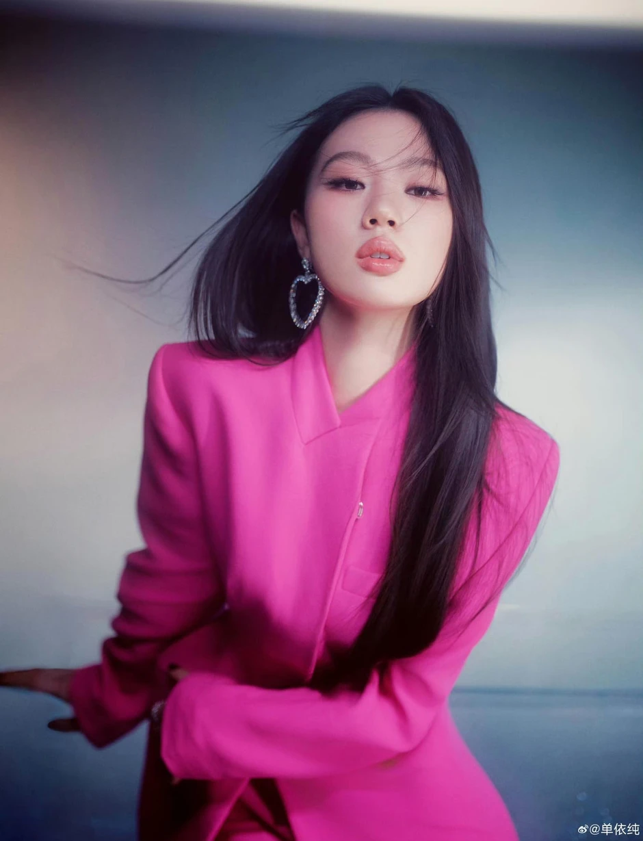 Nữ ca sĩ bị ghét nhất showbiz hiện tại: Không được cấp phép còn phá nát bản gốc vì hát dở Nữ ca sĩ bị ghét nhất showbiz hiện tại: Không được cấp phép còn phá nát bản gốc vì hát dở