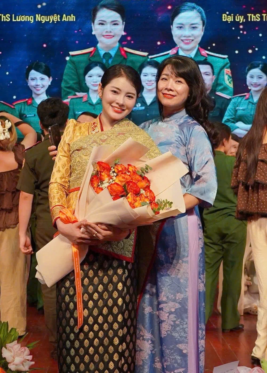 Nữ quân nhân Lào gây sốt với màn hát dân ca Việt Nam “Bèo dạt mây trôi” Nữ quân nhân Lào gây sốt với màn hát dân ca Việt Nam “Bèo dạt mây trôi”