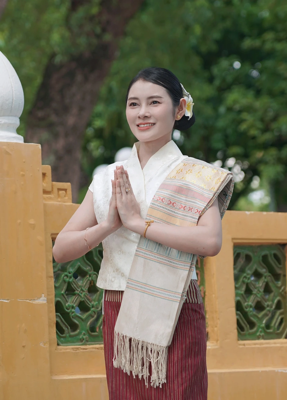 Nữ quân nhân Lào gây sốt với màn hát dân ca Việt Nam “Bèo dạt mây trôi” Nữ quân nhân Lào gây sốt với màn hát dân ca Việt Nam “Bèo dạt mây trôi”