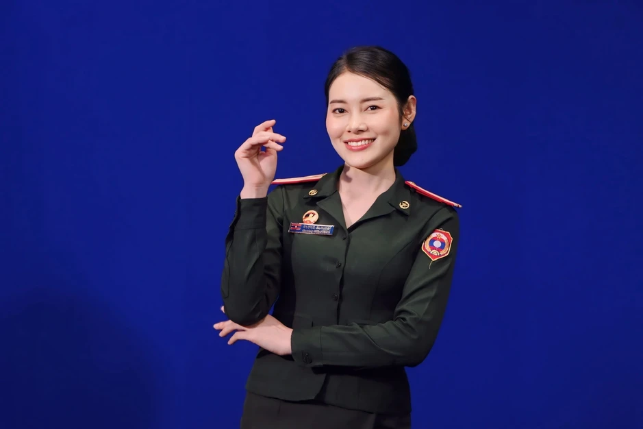 Nữ quân nhân Lào gây sốt với màn hát dân ca Việt Nam “Bèo dạt mây trôi” Nữ quân nhân Lào gây sốt với màn hát dân ca Việt Nam “Bèo dạt mây trôi”